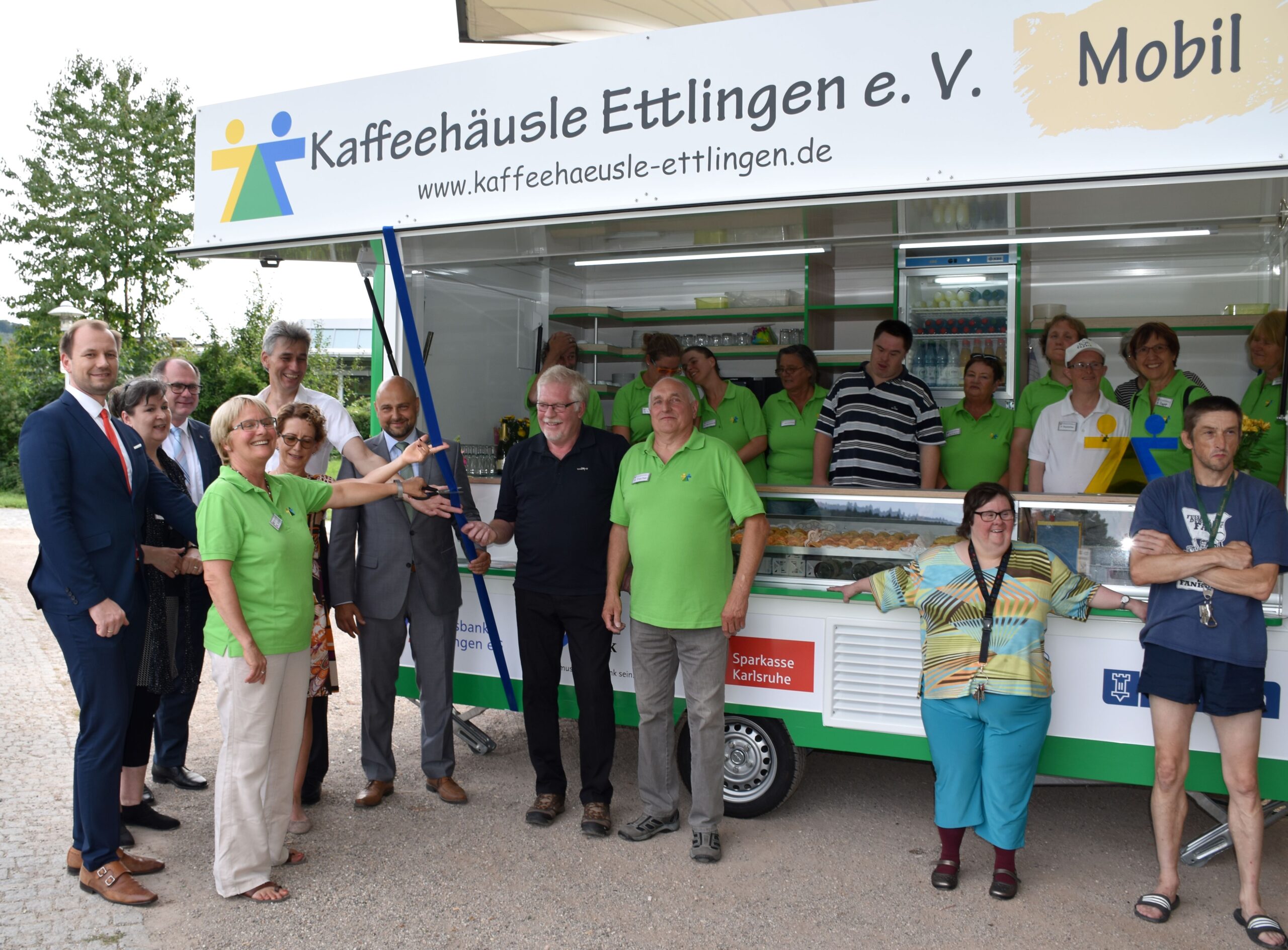 Team und Sponsoren vor dem Kaffeehäusle Mobil